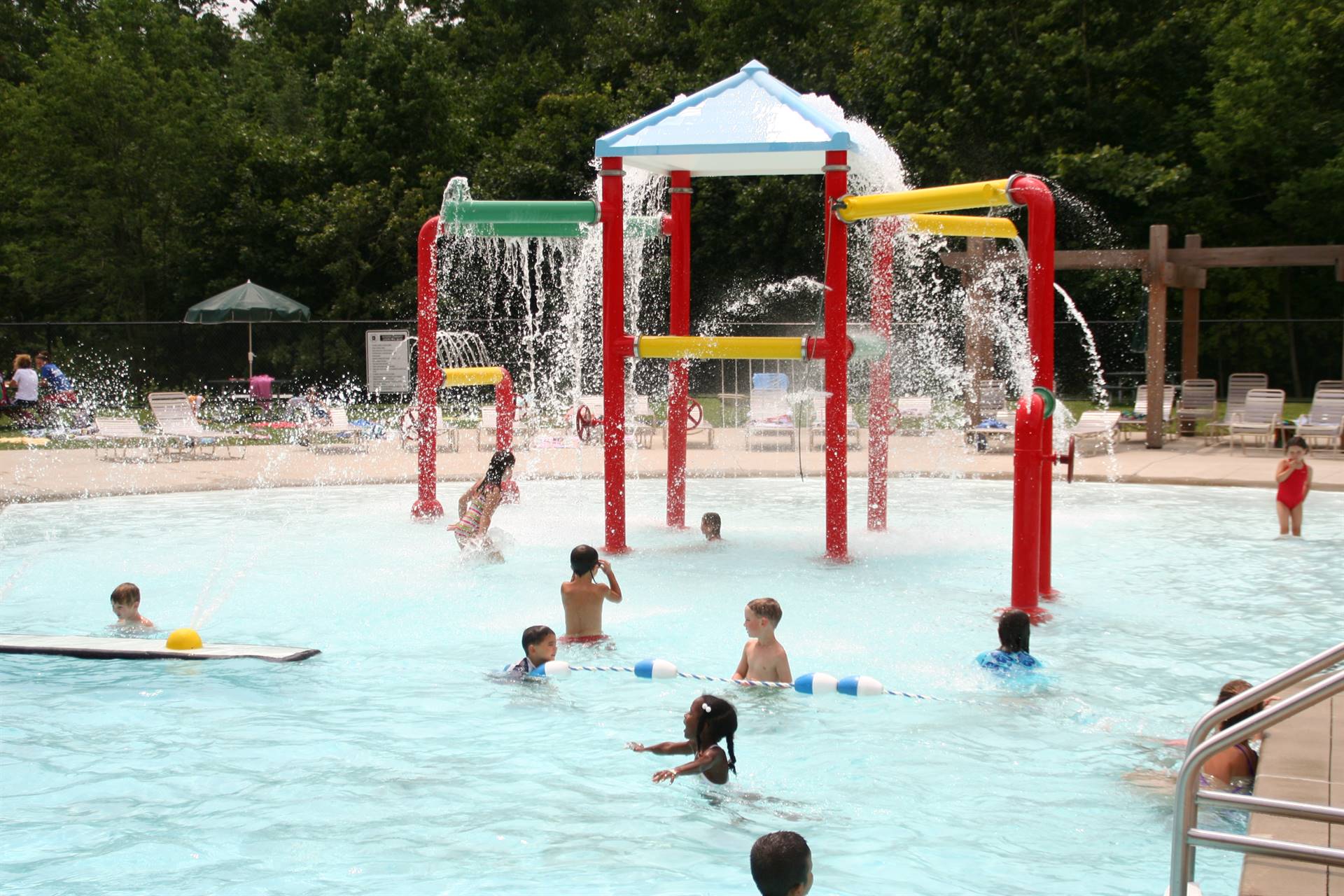 Children playing in the splash area of the outdoor pool 